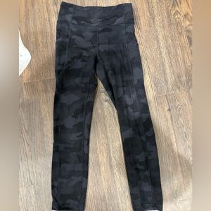 SZ 4 black camo lululemon wunder train w/ pockets!